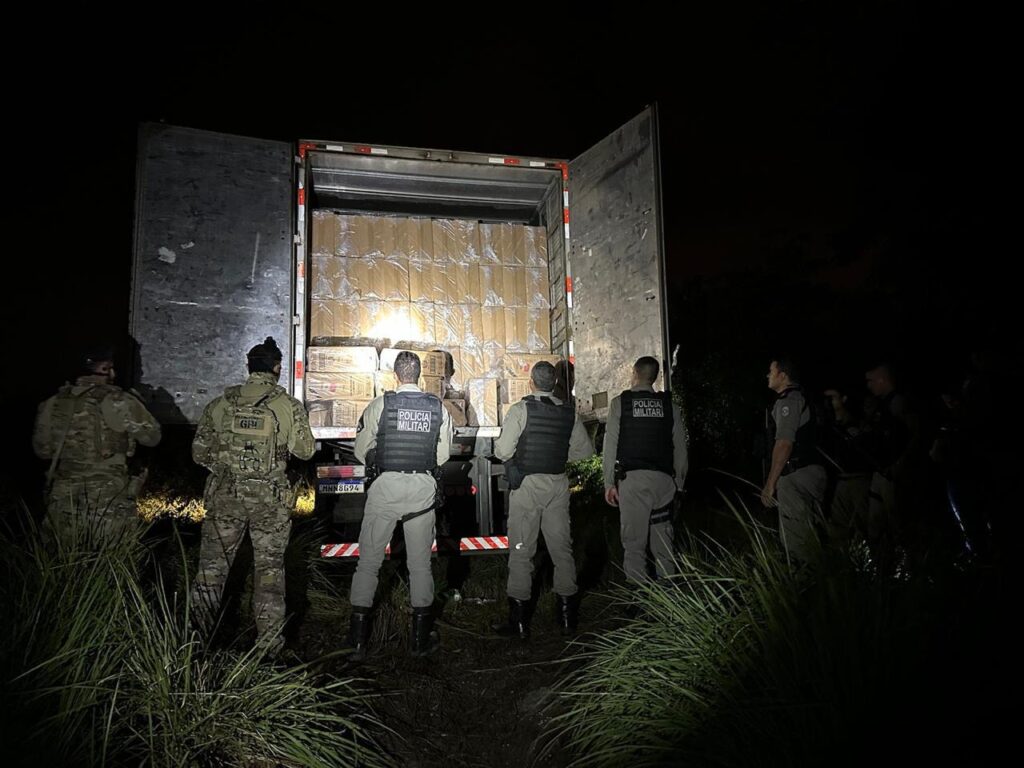 Apreensão de caminhão com contrabando de cigarros - Foto (Reprodução-Polícia Federal)