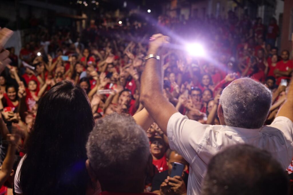 Ba Barros discursando para multidão após porta a porta - Foto (Redes Sociais-Divulgação)