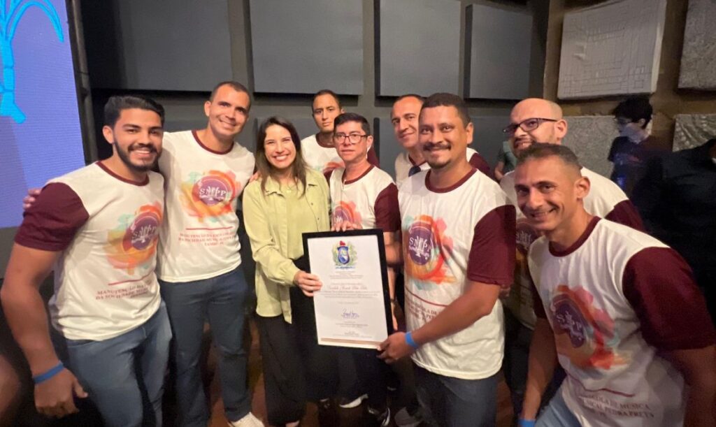 Governadora Raquel Lyra e integrantes da Sociedade Musical Pedra Preta - Foto (Reprodução)