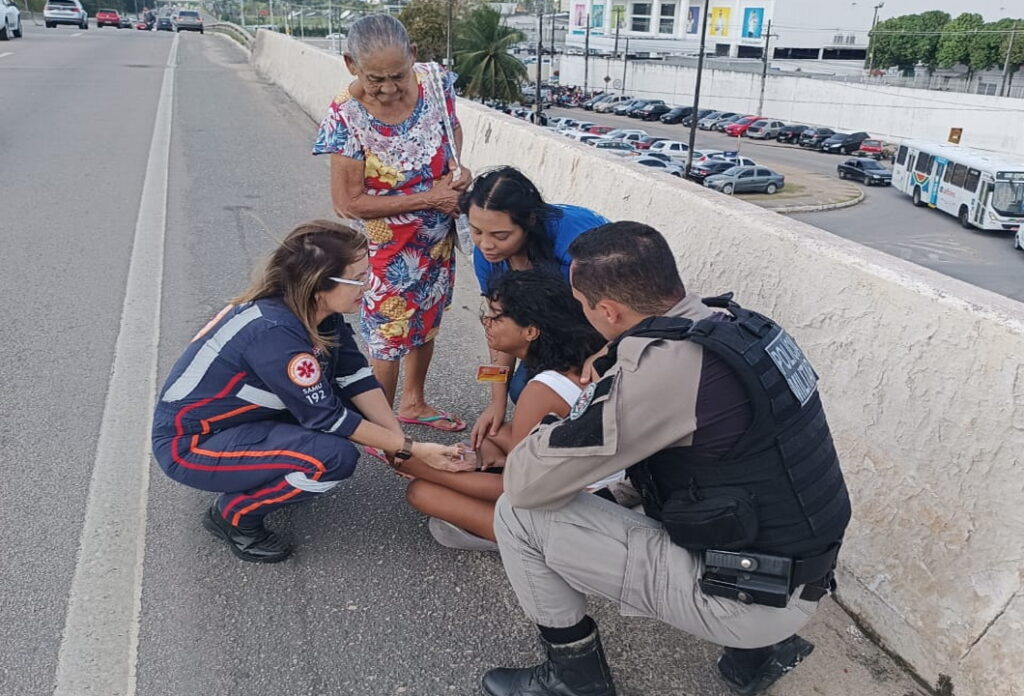 Policial e Cidadão Salvam Mulher em Tentativa de Suicídio no Viaduto do Sonrisal - Foto (Reprodução)1