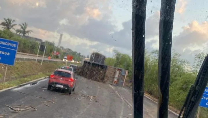 Carreta carregada de cana-de-açúcar tomba e gera transtornos na BR-101 - Saiba como evitar o congestionamento - Foto (Reprodução)