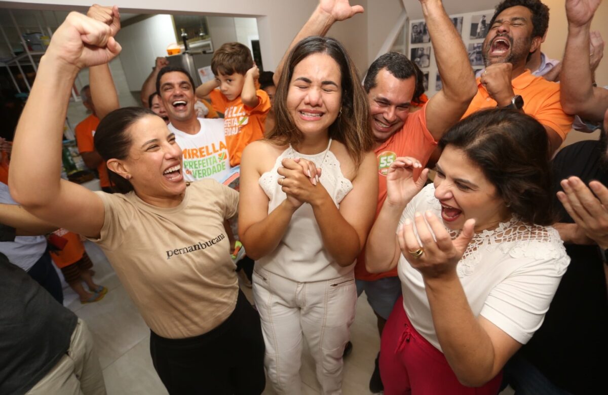 Governadora Raquel Lyra; prefeita eleita de Olinda, Mirella Almeida (PSD), e a vice-governadora Priscila Krause celebram vitória - Foto (Arquimedes Santos - Divulgação)