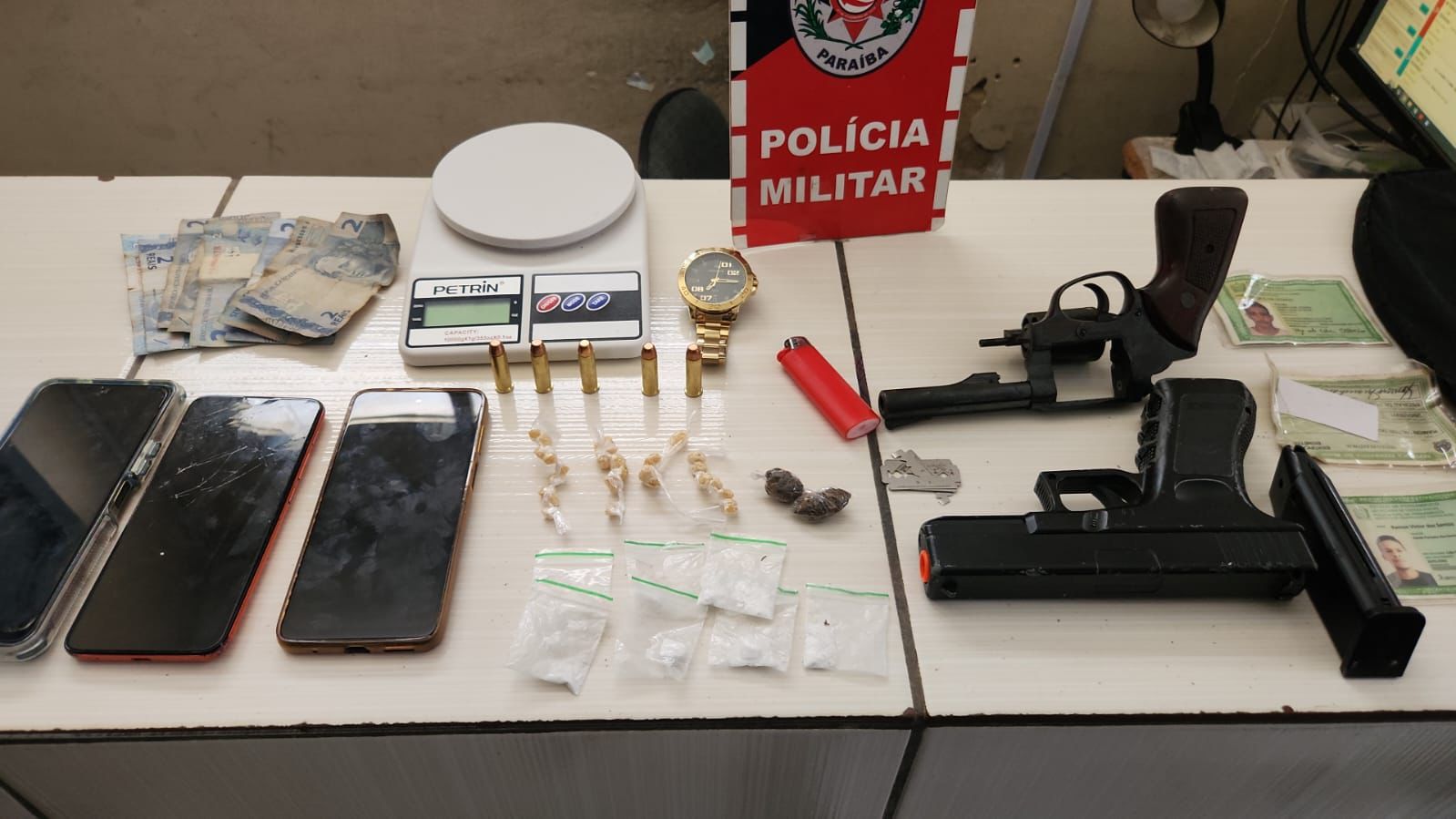 Ação preventiva da Polícia Militar prende suspeitos por tráfico e apreende arma em Pedras de Fogo