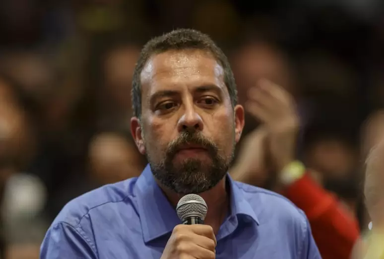 Guilherme Boulos (PSOL) durante coletiva de imprensa após resultado da final da apuração do 2º turno, em que ele perdeu para Ricardo Nunes (MDB) - Foto (Taba Benedicto - Estadão)