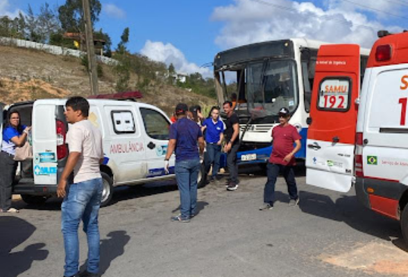 Ônibus Escolar de Chã Grande Colide com Caminhão-pipa na PE-71 e Deixa Professores Feridos