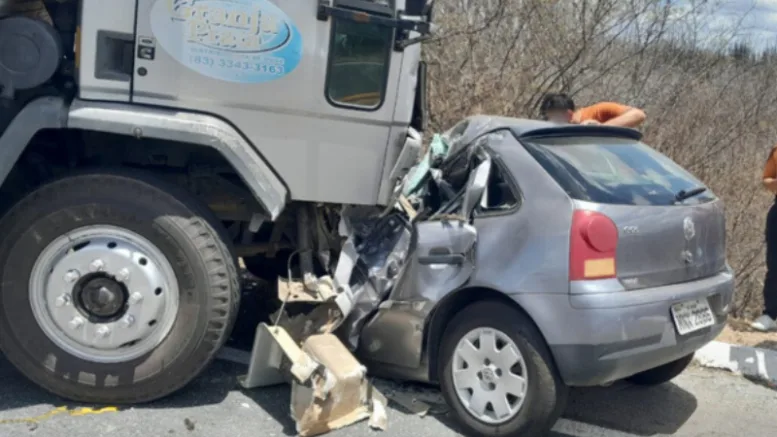 Grave Acidente na Paraíba: Colisão Frontal entre Caminhão e Carro Mata Três na BR-104