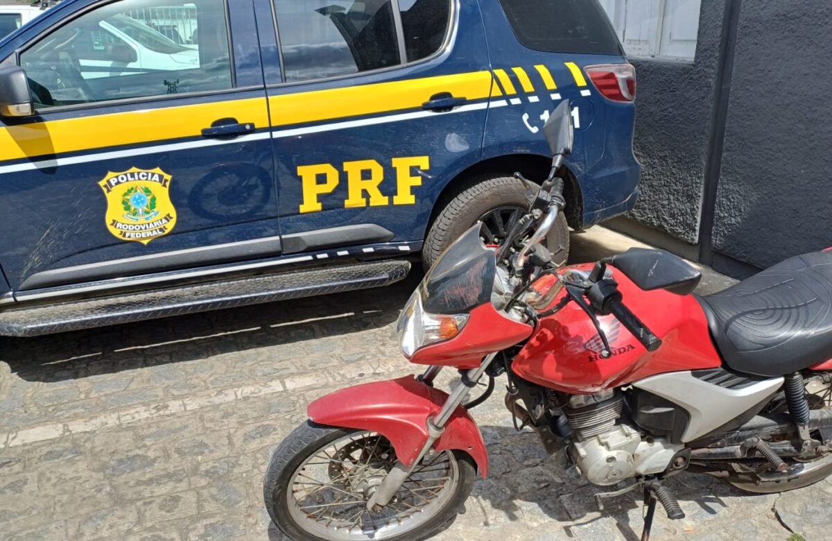 PRF na Paraíba prende foragido da Justiça, flagra ônibus escolar realizando transporte ilegal de passageiros e recupera motocicletas adulteradas - Foto (Reprodução) (1)