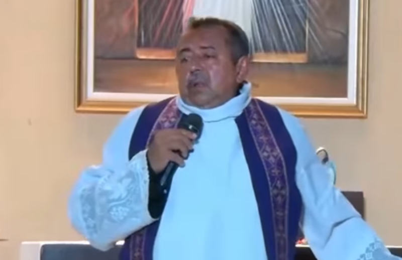 Padre Critica Papai Noel e Clama por Resgate do Verdadeiro Sentido do Natal