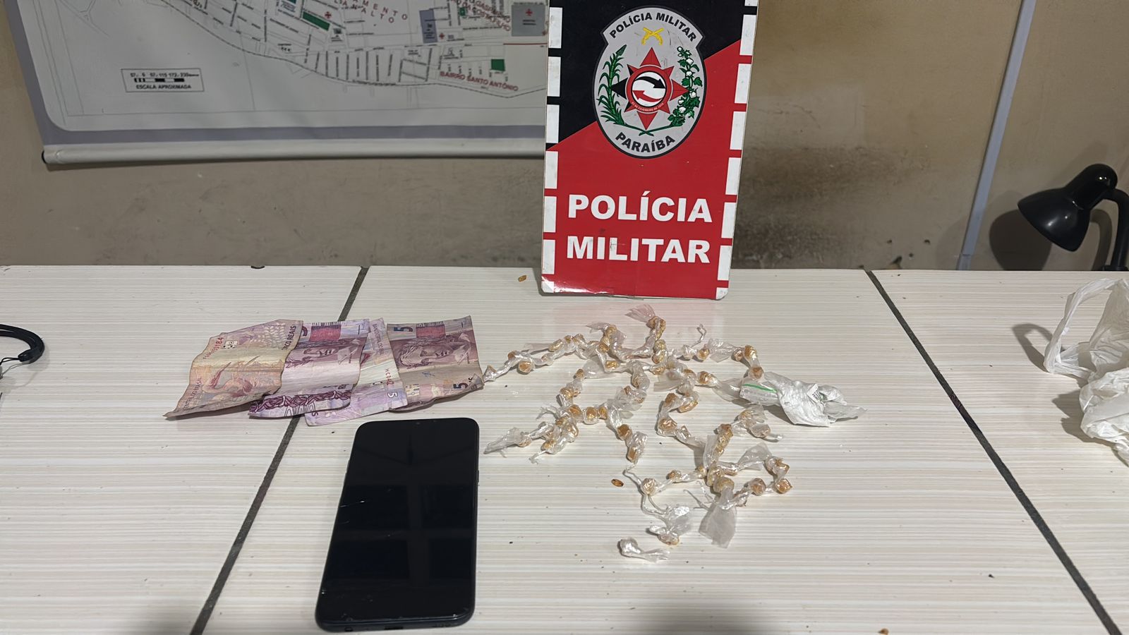 Suspeito de Tráfico de Drogas é Preso em Ação Preventiva da PM em Pedras de Fogo