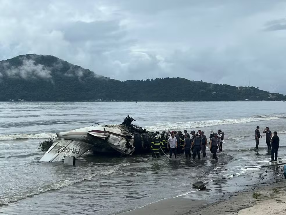 Tragédia em Ubatuba: Avião Explode Após Ultrapassar Pista; Piloto Morre e Família Sobrevive