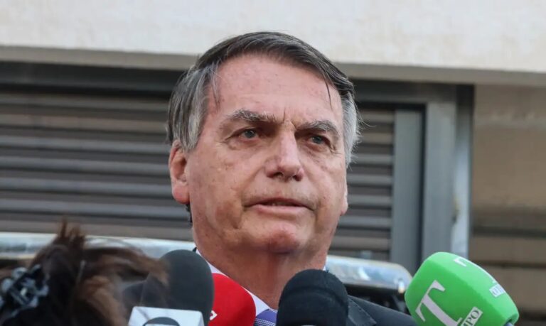 STF exige comprovação, e defesa de Bolsonaro promete apresentar convite para posse de Trump