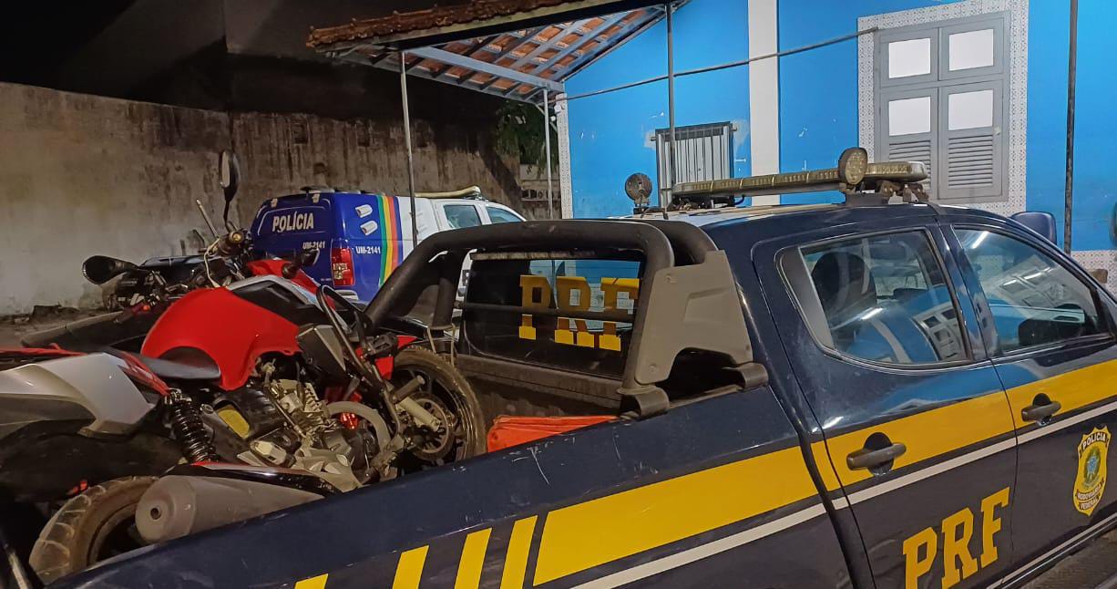 PRF recupera moto roubada e detém proprietário com mandado de prisão em aberto