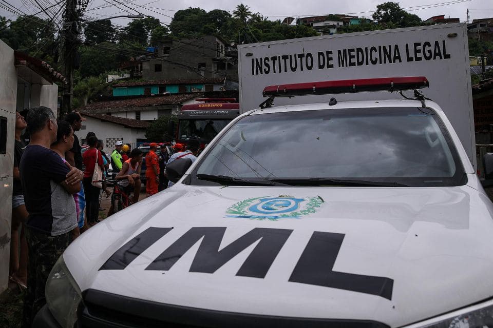 Carro do IML - Instituto de Medicina Legal - Foto (Rafael Vieira-DP Foto)