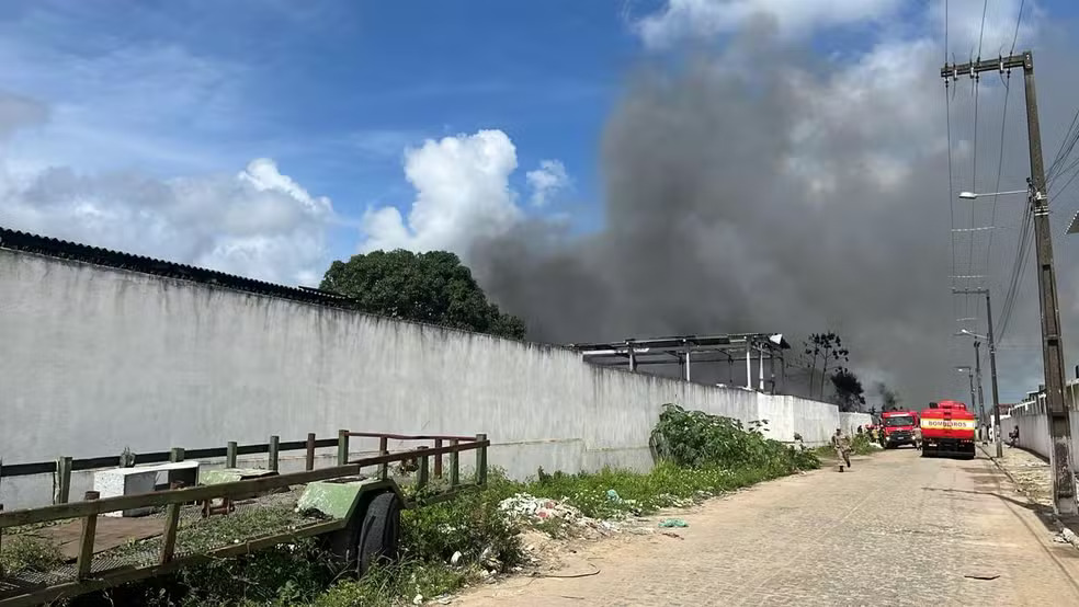 Incêndio atinge galpão de materiais recicláveis em Santa Rita - Foto (Pedro Hugo-TV Cabo Branco)