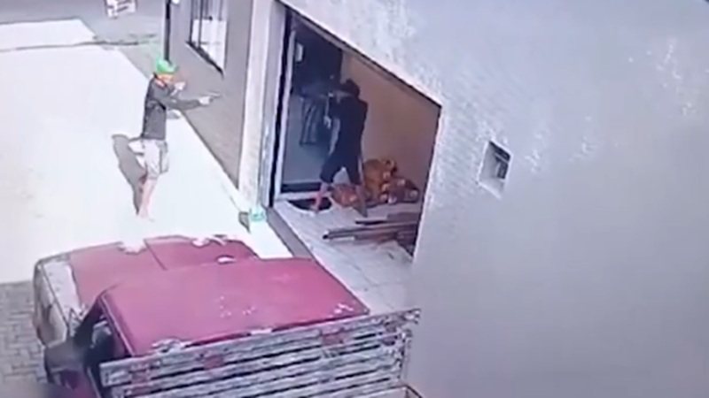 Execução Brutal: Jovem é Perseguido e Morto a Tiros em Feira de Santana; Suspeito Filma Corpo da Vítima (VÍDEO)