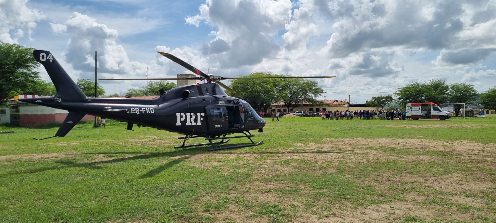 PRF e SAMU resgatam de helicóptero duas vítimas de sinistros em Limoeiro e Itambé