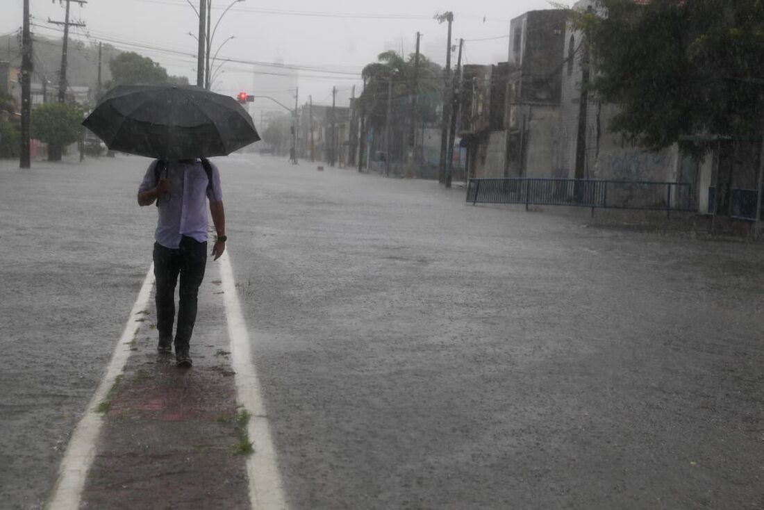 Recife enfrenta muita chuva nesta quarta-feira (5) - Foto (Davi de Queiroz-FolhaPE)