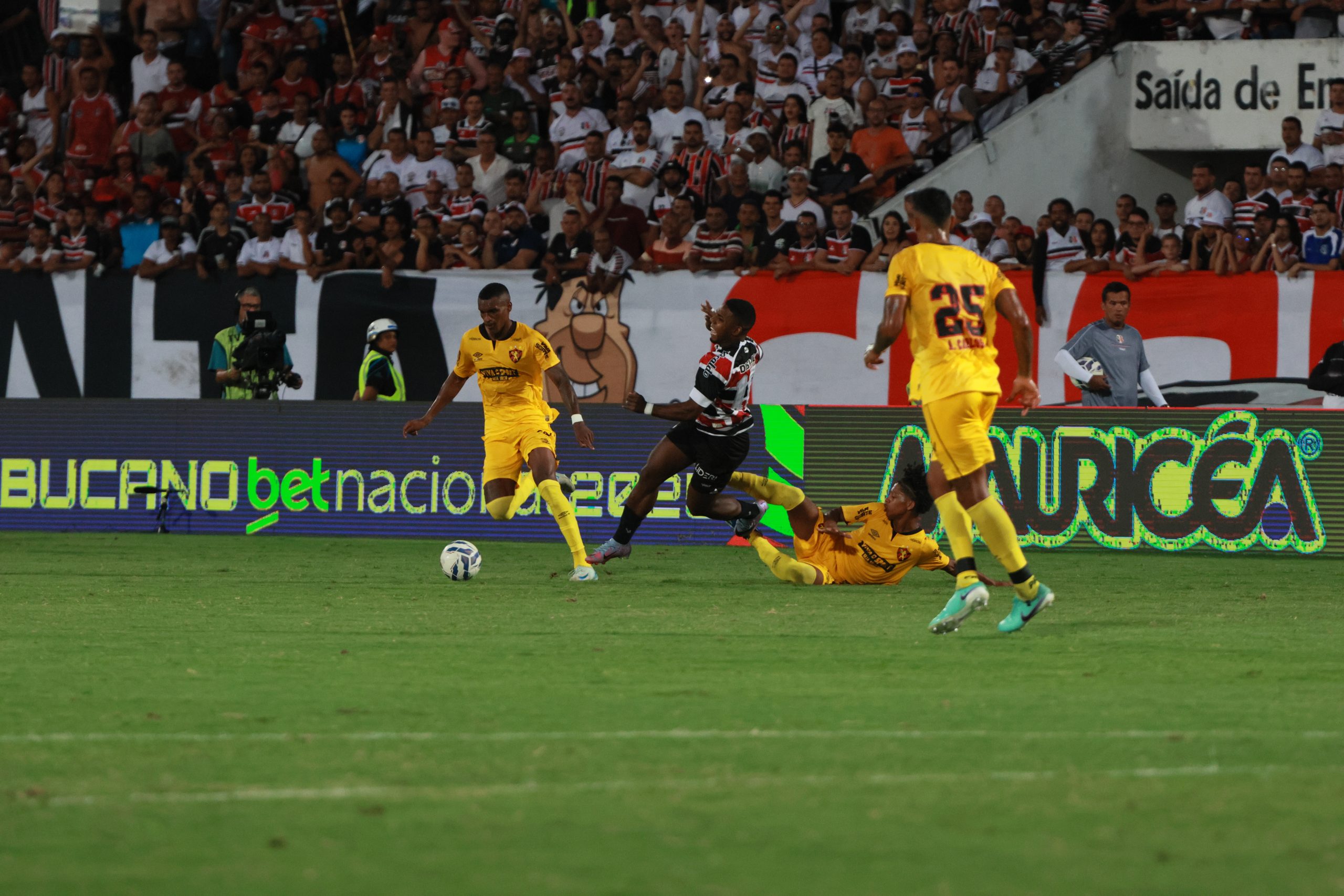 Sport e Santa Cruz duelam na Ilha do Retiro em semifinal eletrizante do Pernambucano