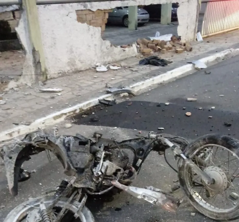 A moto ficou totalmente destruída após acidente envolvendo Ruan Macário — Foto (Reprodução-TV Cabo Branco)