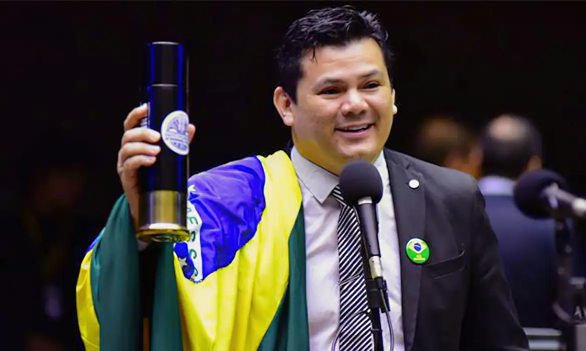 Deputado Gilvan da Federal é Suspenso por Três Meses após Declarações Ofensivas