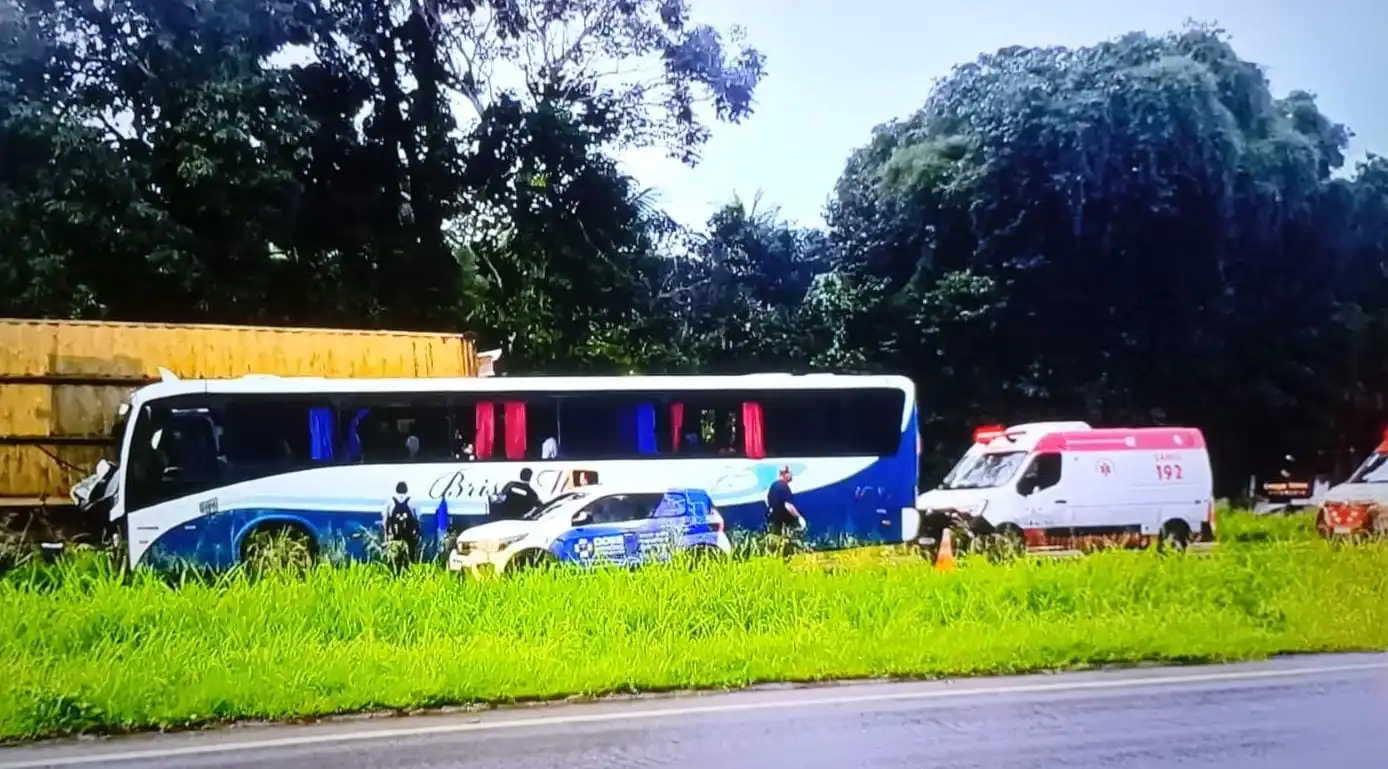 Acidente entre ônibus e caminhão na BR-230 deixa uma vítima fatal e feridos em Santa Rita