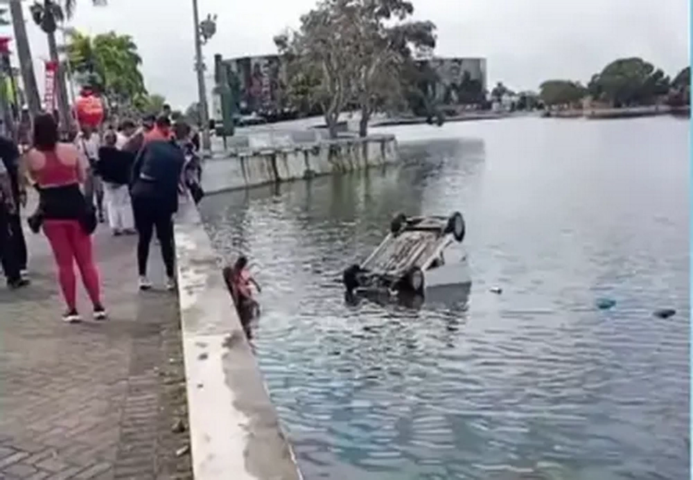 Carro cai no Açude Velho, em Campina Grande, e motorista é resgatada por populares