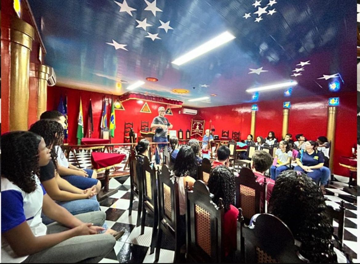Visita da Escola Municipal Monsenhor Júlio Maria à Loja Maçônica Areópago de Itambé Fortalece Integração e Valorização Histórica - Foto (Divulgação)1