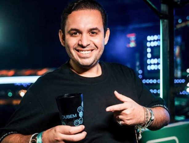 Quem é Netinho Lins Cantor Paraibano Ligado à Operação Overclean e Destaque no São João de Maceió - Foto (Reprodução)