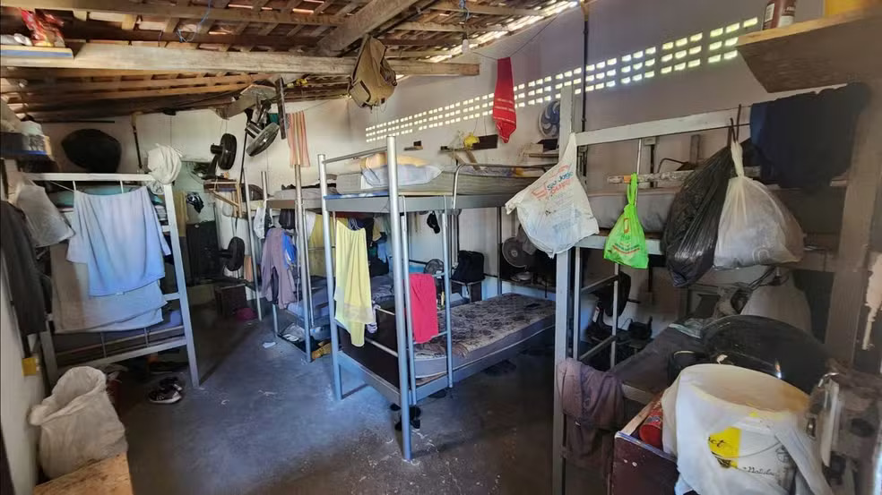 Situação do alojamento em que os trabalhadores resgatados dormiam, em obras realizadas em João Pessoa e Cabedelo, na Paraíba - Foto (Grupo Especial de Fiscalização Móvel-MPT)