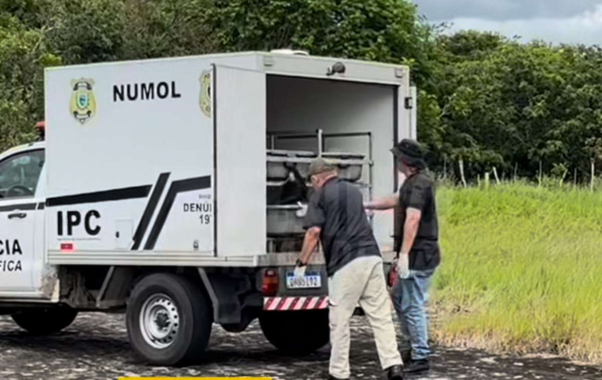 Veículo do NUMOL e funcionários removendo corpo encontrado nos arredores de Pedras de Fogo-PB - Foto (Flávio Fernandes)