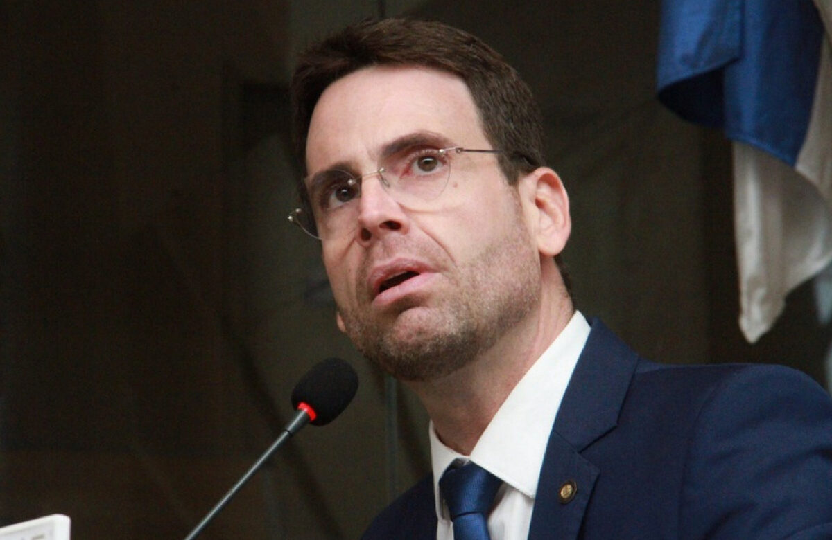 Vereador recifense Eduardo Moura (Novo) está sendo investigado pelo MPPE após retirar 'cartaz antirracista' de escola pública - Foto (Divulgação-Câmara do Recife)