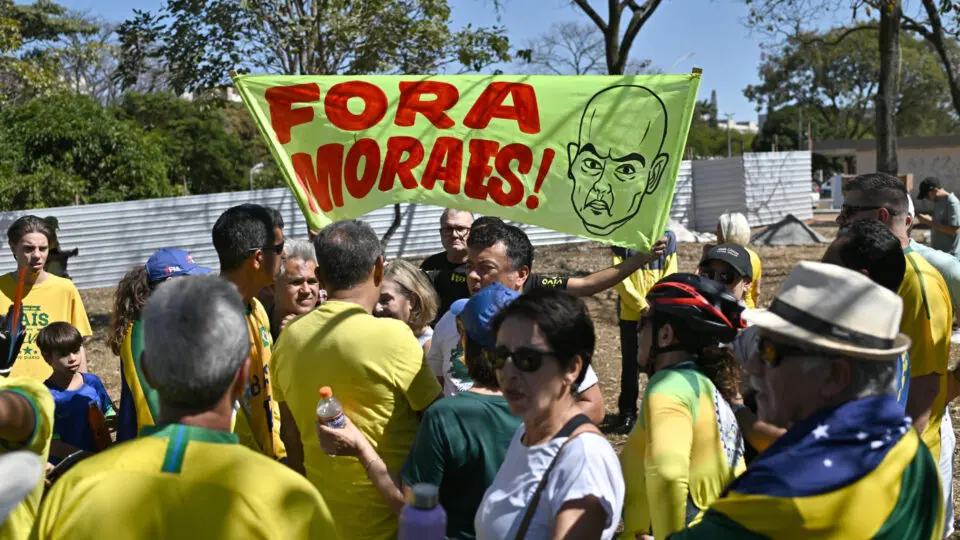 Manifestantes pedindo o impeachment do ministro Alexandre de Moraes - Foto (EFE-Andre Borges)
