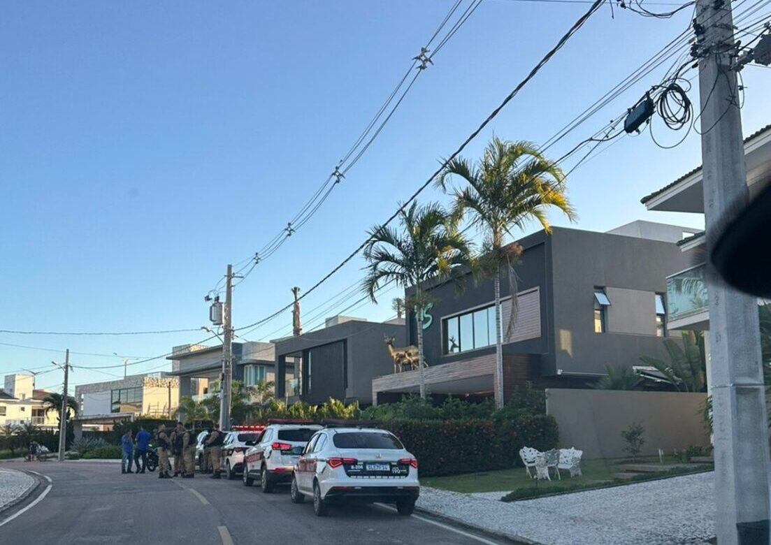 Polícia chega ao condomínio onde Hytalo Santos mora em João Pessoa e faz busca e apreensão - Foto (Divulgação)