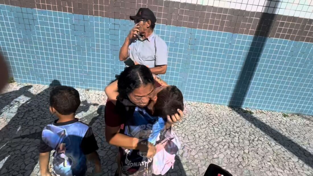Reencontro emocionante do garoto com a mãe, identificada como Adelma, neste domingo, foi registrado em vídeo - Foto (Instagram-@emersonfreitasoficial-Reprodução)