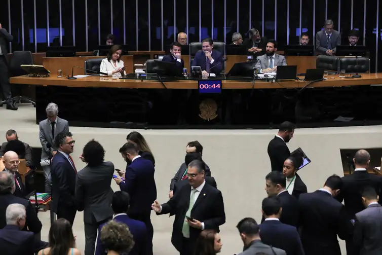 Sessão da Câmara que votou a urgência do PL de isenção de Imposto de Renda pra quem ganha até R$ 5 mil - Foto (Lula Marques)