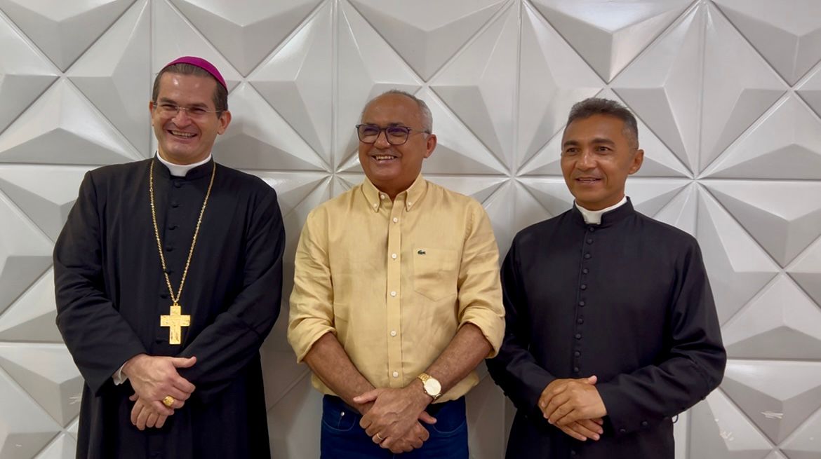 Bispo Auxiliar da Paraíba visita Prefeitura e Câmara de Pedras de Fogo em agenda pastoral - Foto (Divulgação)