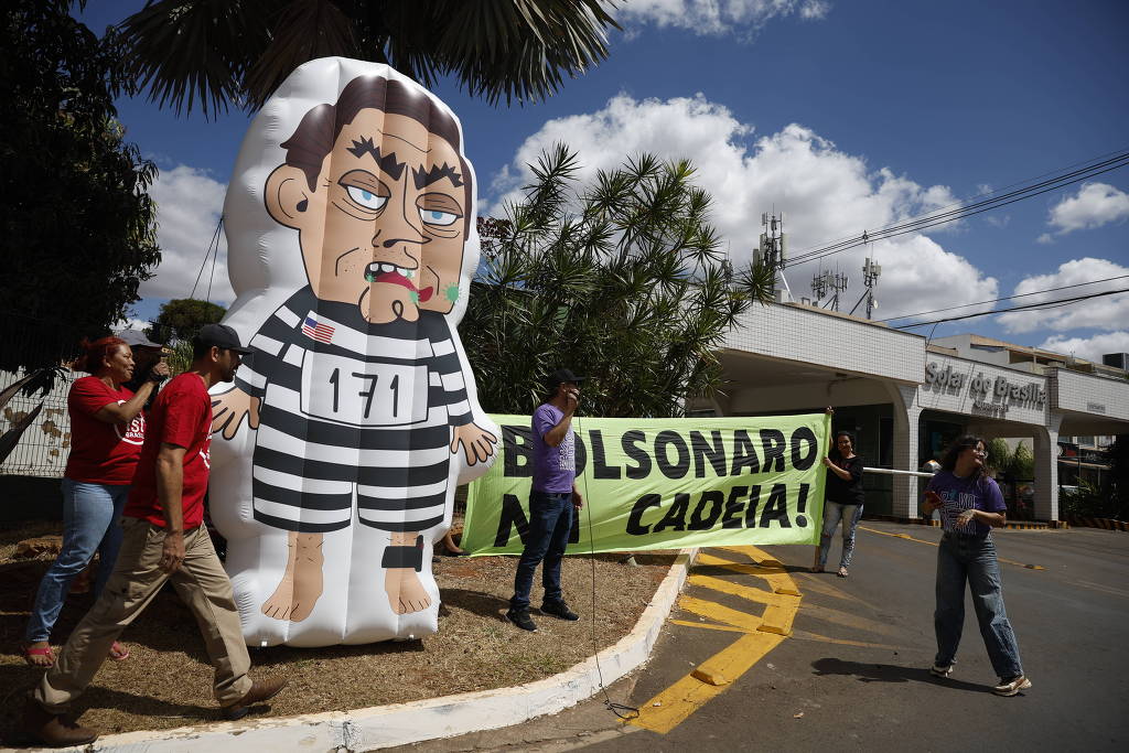 Grupo faz manifestação a favor da condenação de Jair Bolsonaro (PL) em frente ao condomínio em que vive o ex-presidente - Foto (Pedro Ladeira-Folhapress)
