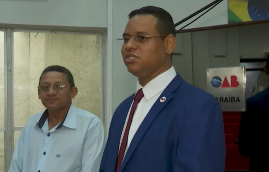 Jeoslan Costa, advogado, ao lado do pai, o pintor José Justino - Foto (TV Cabo Branco-Reprodução)