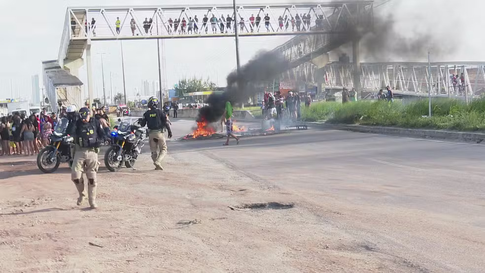 Moradores realizam protesto e bloqueiam os sentidos de João Pessoa e Cabedelo, na BR-230 - Fot (TV Cabo Branco-Reprodução)