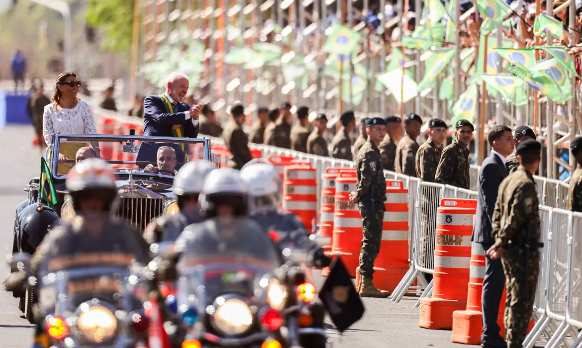 O Presidente Lula e a Primeira-Dama Janja desfilam em carro aberto neste 7 de Setembro para 45 mil pessoas - Foto (Marcelo Camargo-Agencia Brasil)