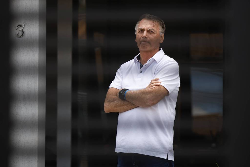 O ex-presidente Jair Bolsonaro na garagem de sua casa no primeiro dia de seu julgamento no STF - Foto (Pedro Ladeira-Folhapress)