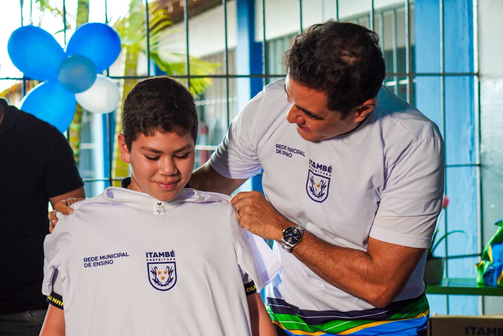 Prefeitura de Itambé Inicia Distribuição de Fardamentos e Kits Escolares para Rede Municipal - Foto (Divulgação)1