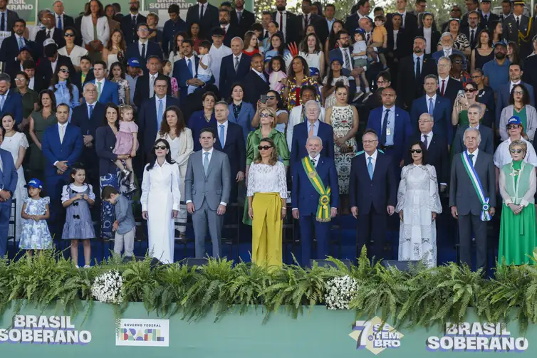 Presidente Luiz Inácio Lula da Silva e ministros acompanham o desfile do Dia da Independência na Esplanada dos Ministérios - Foto (Bruno Peres-Agência Brasil)