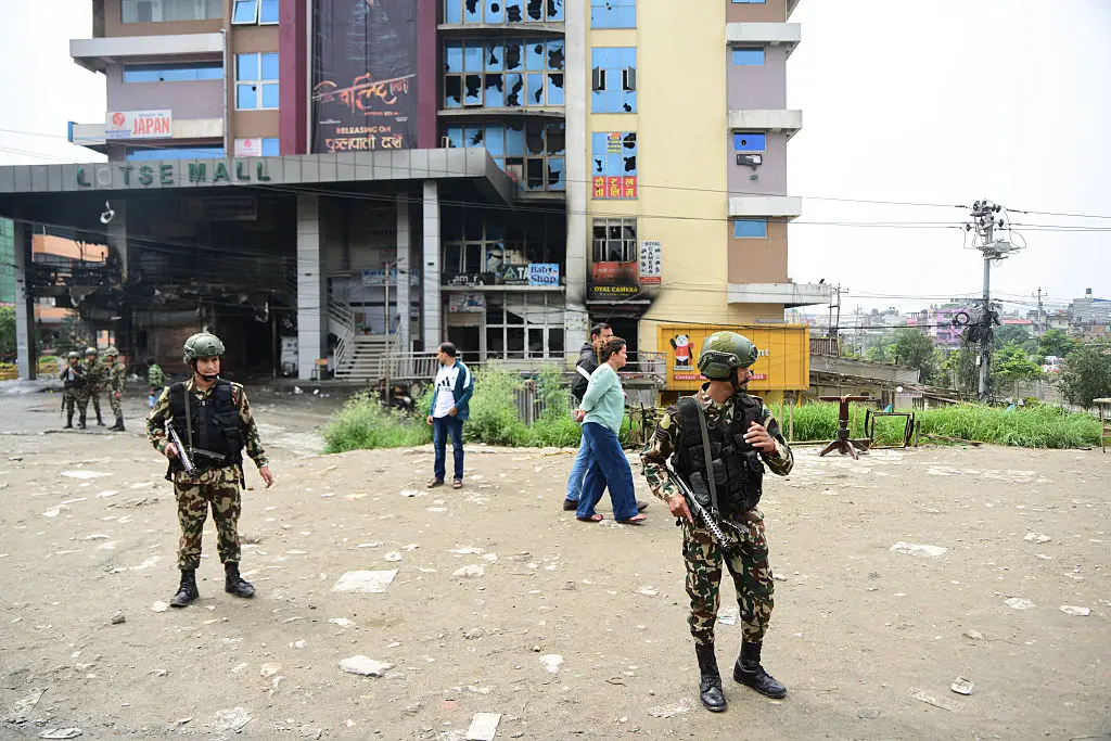 Tropas do Exército do Nepal patrulham as ruas ao redor de um shopping em New Buspark, Katmandu, Nepal - Foto (Getty Images)