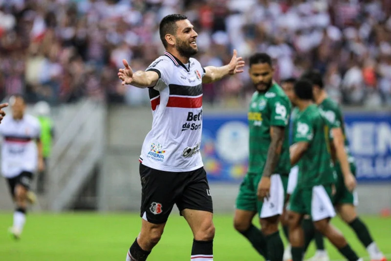 William Alves em comemoração de gol para o Santa Cruz na Série D 2025 - Foto (Jailton Jr-JC)