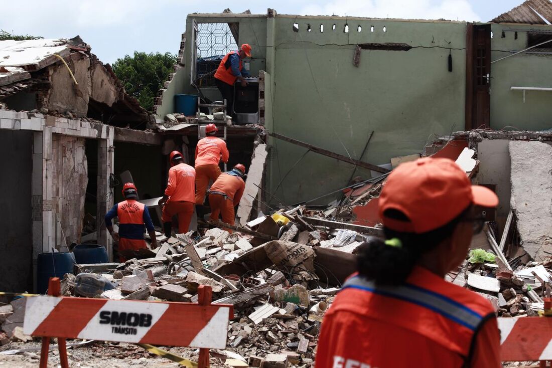 Casas passam por vistoria na manhã desta segunda-feira (20) - Foto (Davi de Queiroz-FolhaPe)