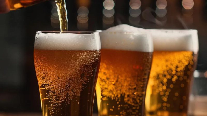Cerveja sem álcool que “embriaga” chega ao mercado: conheça a inovação que promete socialização sem ressaca