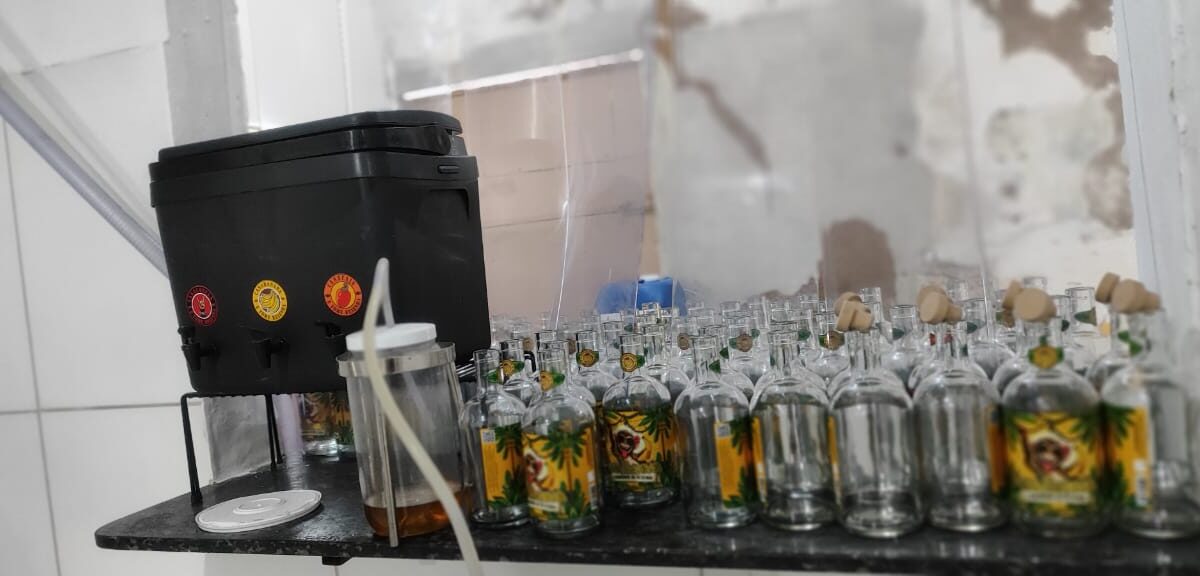 Polícia Civil Fecha Fábrica Clandestina de Bebidas no bairro de San Martin, em Recife - Foto (Reprodução)