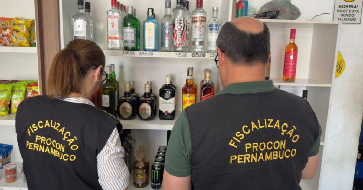 Procon Pernambuco apreende 30 garrafas de bebidas destiladas com suspeita de adulteração - Foto (Divulgação-Procon)