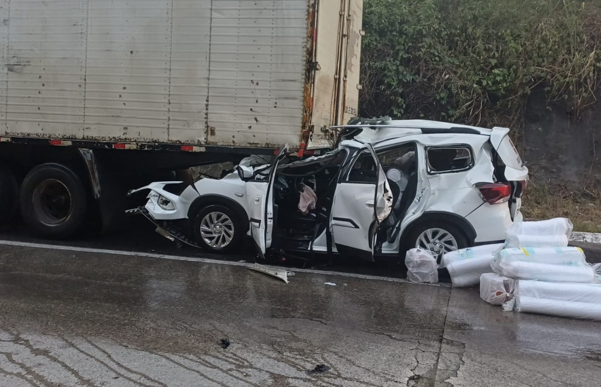 Carro bateu na parte traseira do caminhão - Foto (Divulgação-Polícia Rodoviária Federal)